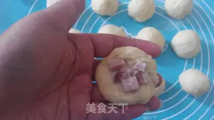 Make Bread Man squeezes bread step 2
