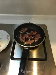 Make Bacon pins and mushrooms step 0
