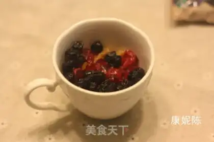 Make Red tea fruit and dried vine baskets step 0