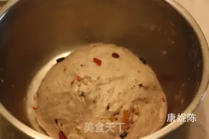 Make Red tea fruit and dried vine baskets step 1