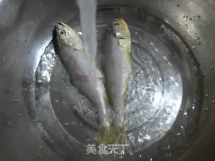 Make Facing little yellow fish step 1