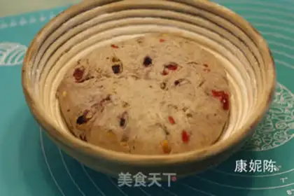 Make Red tea fruit and dried vine baskets step 4