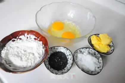 Make A festive table egg roll step 0