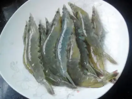 Make Flowers with rich shrimp step 1
