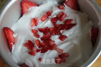 Make Yogurt strawberry mousse step 8