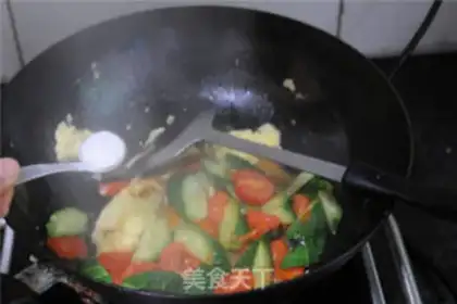 Make Holy cucumber fried eggs step 5
