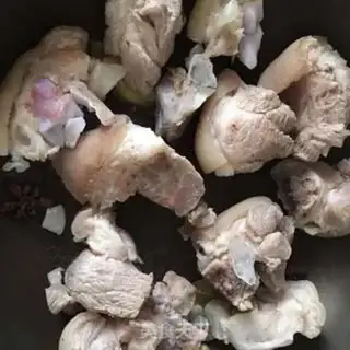 Make Red burning pig elbows step 1