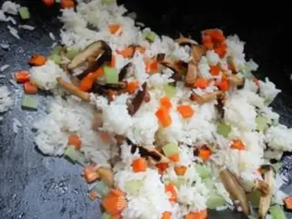 Make Fresh mushroom fried rice step 4