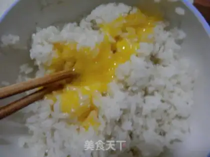 Make Five eggs of fried rice step 2