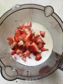Make Six inches of strawberry yogurt mousse step 6
