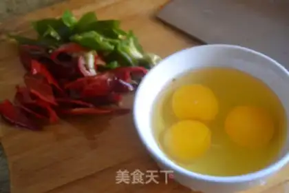 Make Garlic fried eggs step 1