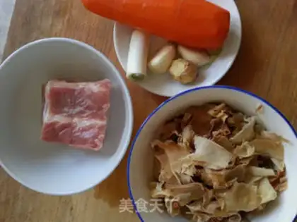 Make Skinned carrots and fried meat step 1