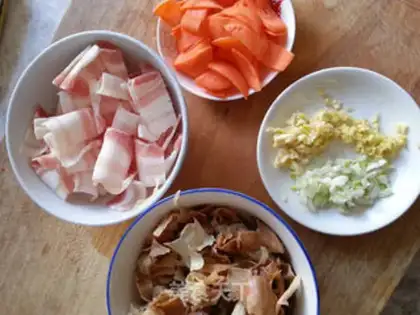 Make Skinned carrots and fried meat step 2