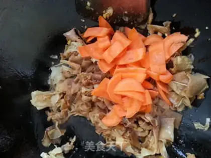 Make Skinned carrots and fried meat step 8