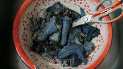 Make Chicken mushrooms, red date soup step 1