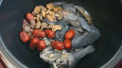 Make Chicken mushrooms, red date soup step 3