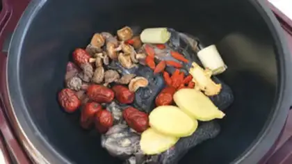 Make Chicken mushrooms, red date soup step 4