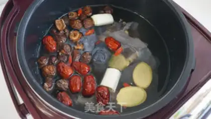 Make Chicken mushrooms, red date soup step 5