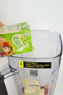 Make Strawberry Banana shake step 2