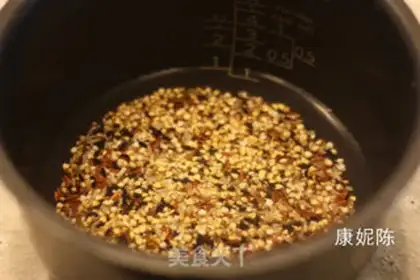 Make Five grains of seafood step 1