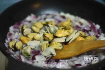 Make Five grains of seafood step 7