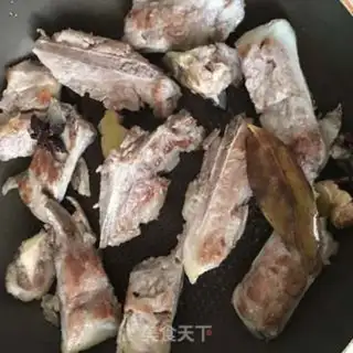 Make Red burning pork bones step 1