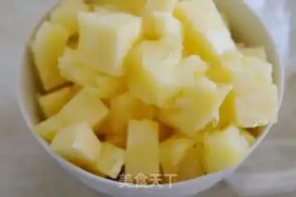 Make Apple pineapple shake step 1