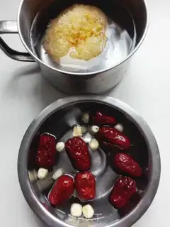 Make The silver spoon of red sugar step 1