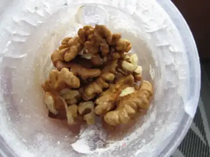 Make walnut pine baby snack step 1