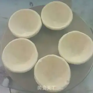 Make raisins and eggs step 0