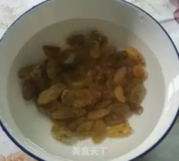 Make raisins and eggs step 1