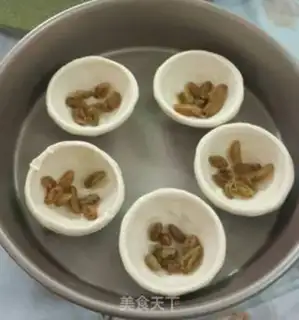 Make raisins and eggs step 4