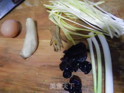 Make Eggs and lumber noodles step 0