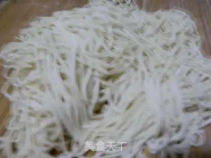 Make Eggs and lumber noodles step 1