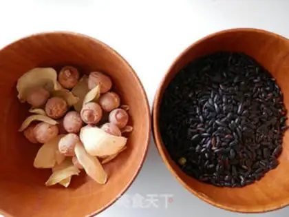 Make The lilies, the black rice congee step 0