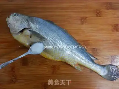 Make A rich, peaceful and dry yellow fish step 1