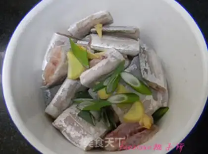 Make Red-fried fish step 1