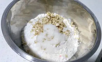 Make ♪ oatmeal peanut buns ♪ step 1