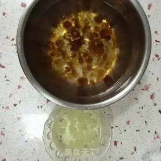 Make Peach glue silver ear soup step 1