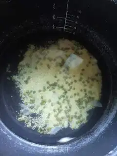 Make Green bean lily porridge step 1