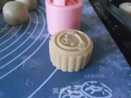 Make Pumpkin mooncake step 13