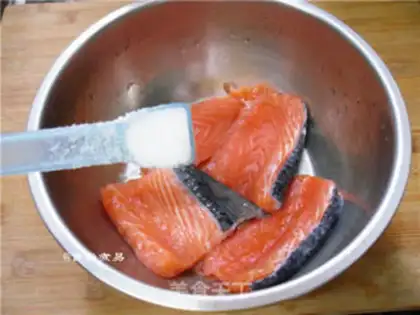 Make Fried salmon step 1