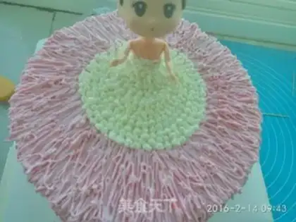 Make Barbie doll cake step 27