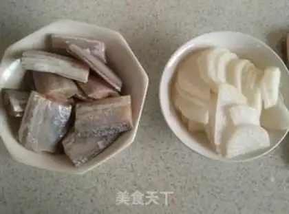Make Bring the fish and burn the carrots step 0