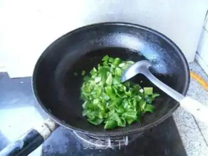 Make Potato pepper and peanuts step 3