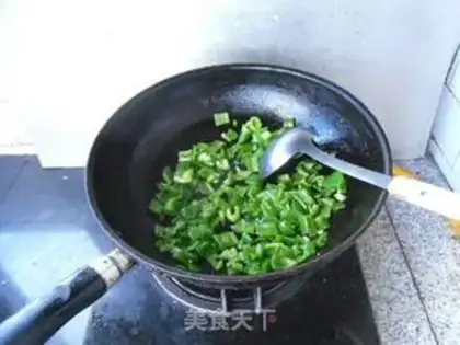 Make Potato pepper and peanuts step 4
