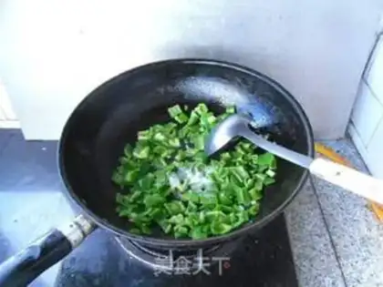 Make Potato pepper and peanuts step 5