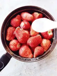 Make Strawberry jam step 1