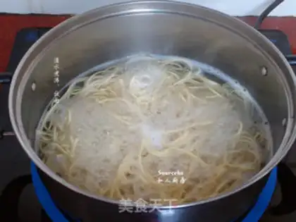 Make Onion noodles step 0