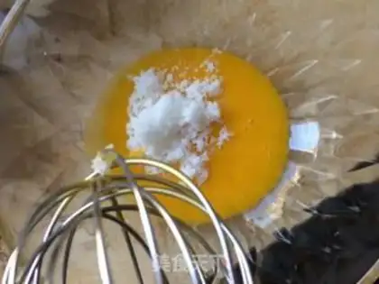 Make Strawberry naked cake step 1